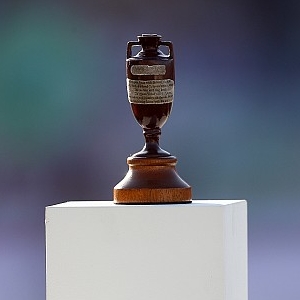 Ashes cricketer to risk corrective laser surgery